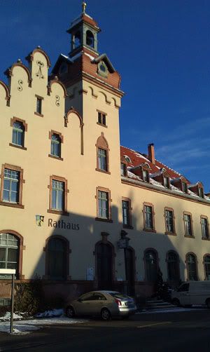 他们一家就住在市政厅楼上