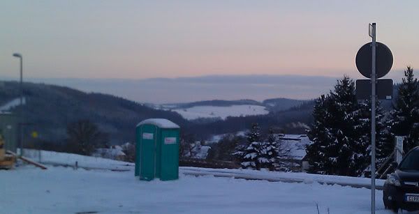 我真的觉得这个景色有点儿像从蓬莱阁上看海边的景色，那个移动厕所除外……